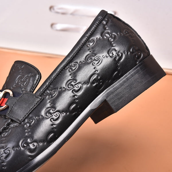 Mocassino da uomo GG in pelle di vacchetta goffrata nera 538715