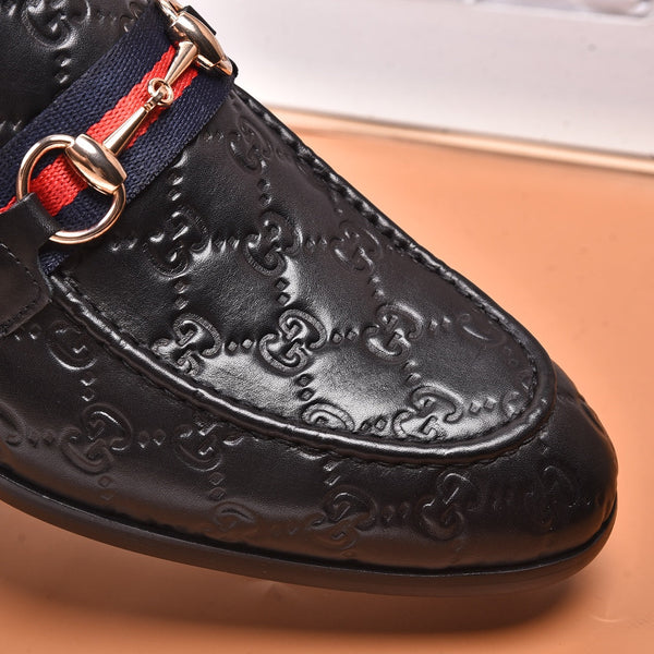 Mocassino da uomo GG in pelle di vacchetta goffrata nera 538715