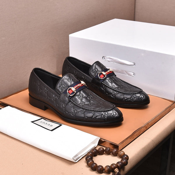 Mocassino da uomo GG in pelle di vacchetta goffrata nera 538715