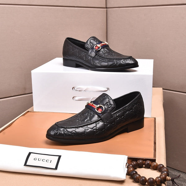 Mocassino da uomo GG in pelle di vacchetta goffrata nera 538715