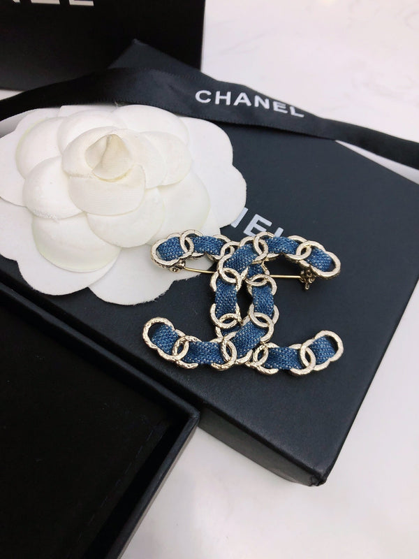DOUBLE C BROOCH IN GOLD METAL WITH BLUE DENIM THREADED CHAIN