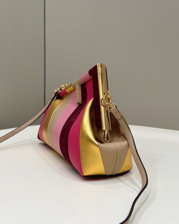 FENDI FIRST SMALL 26 EN DAIM COLORÉ ET CUIR DE VEAU AVEC ACCESSOIRES EN MÉTAL DORÉ