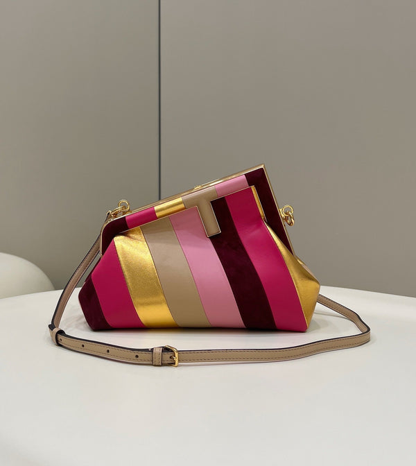 FENDI FIRST SMALL 26 EN DAIM COLORÉ ET CUIR DE VEAU AVEC ACCESSOIRES EN MÉTAL DORÉ