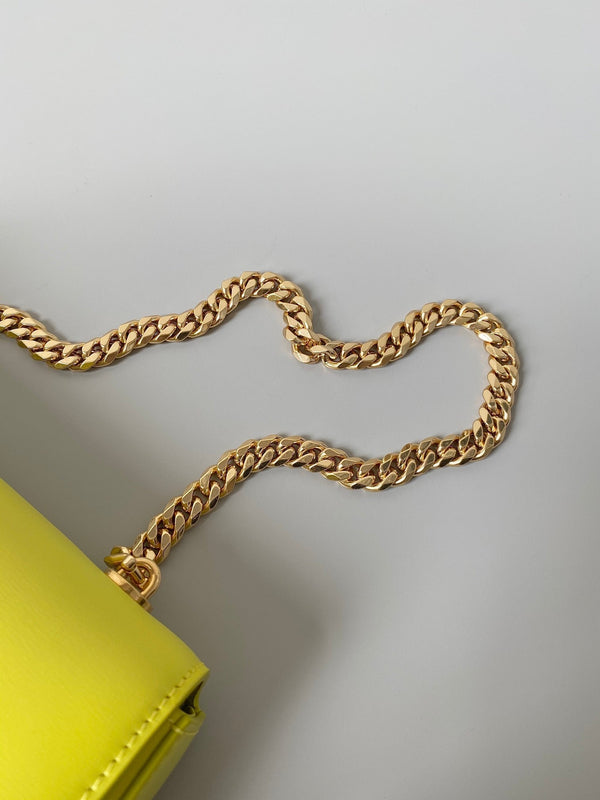 BORSA A SCHIENA CON 20 CATENE IN RILIEVO IN PELLE DI VITELLO GIALLO CHARTREUSE