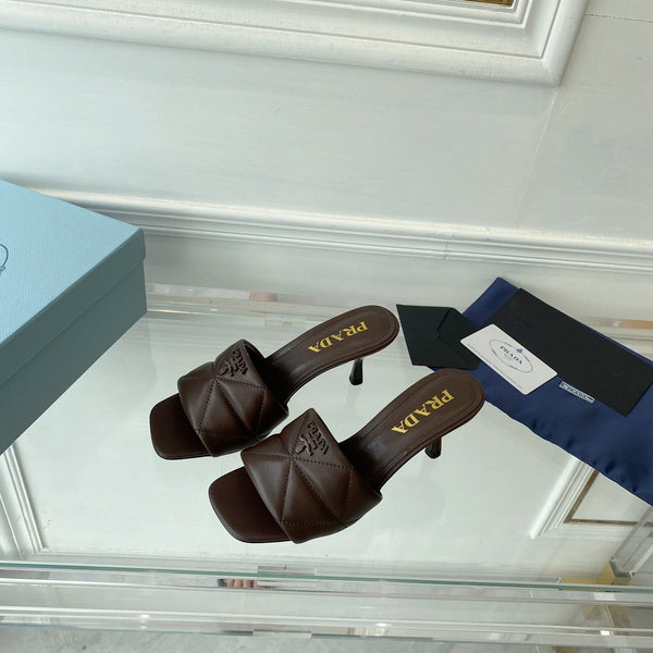 Sandalo con tacco Pra 65, suola a punta, pelle trapuntata color cioccolato