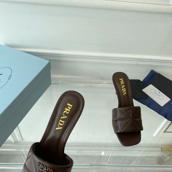 Sandalo con tacco Pra 65, suola a punta, pelle trapuntata color cioccolato