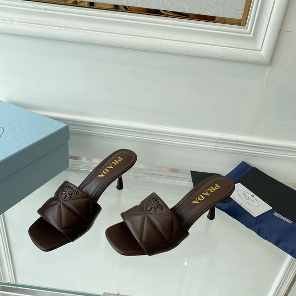Sandalo con tacco Pra 65, suola a punta, pelle trapuntata color cioccolato