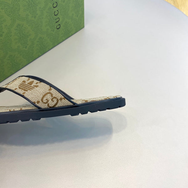 Sandali infradito da uomo GG x Adidas in tela marrone 558907
