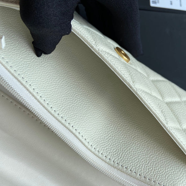 Borsa con patta con logo CC 20 cm Bianco Caviale GHW 235169