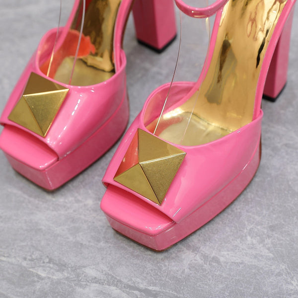 Décolleté con punta aperta e borchia in pelle verniciata oro rosa 130 mm