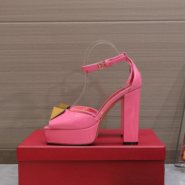 Décolleté con punta aperta e borchia in pelle verniciata oro rosa 130 mm