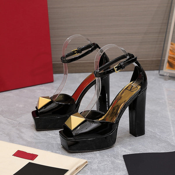 Décolleté con punta aperta e borchia in pelle verniciata oro nera 130 mm