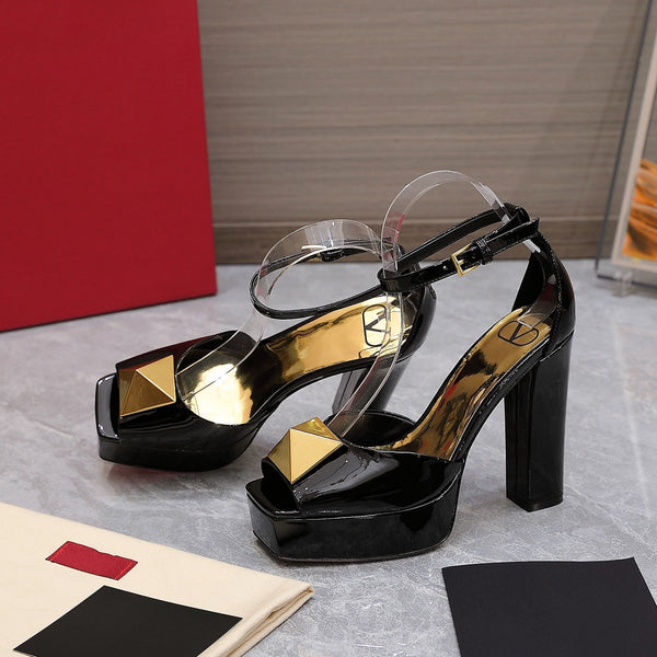 Décolleté con punta aperta e borchia in pelle verniciata oro nera 130 mm