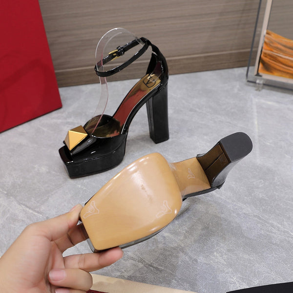 Décolleté con punta aperta e borchia in pelle verniciata oro nera 130 mm