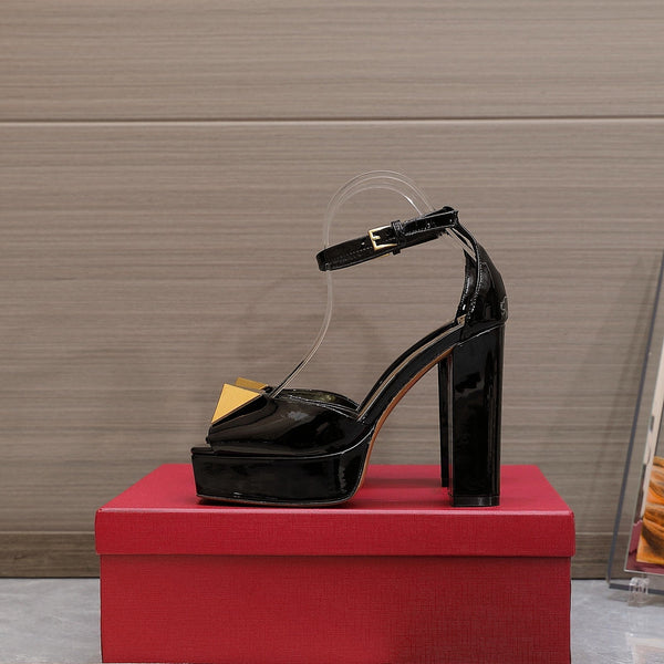 Décolleté con punta aperta e borchia in pelle verniciata oro nera 130 mm