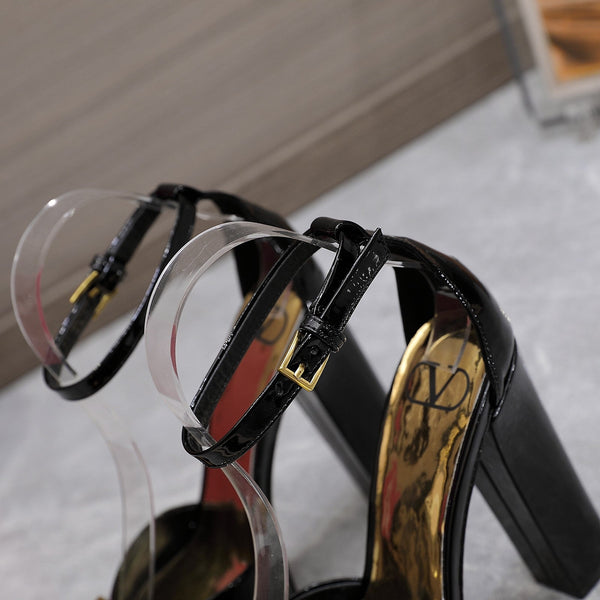 Décolleté con punta aperta e borchia in pelle verniciata oro nera 130 mm
