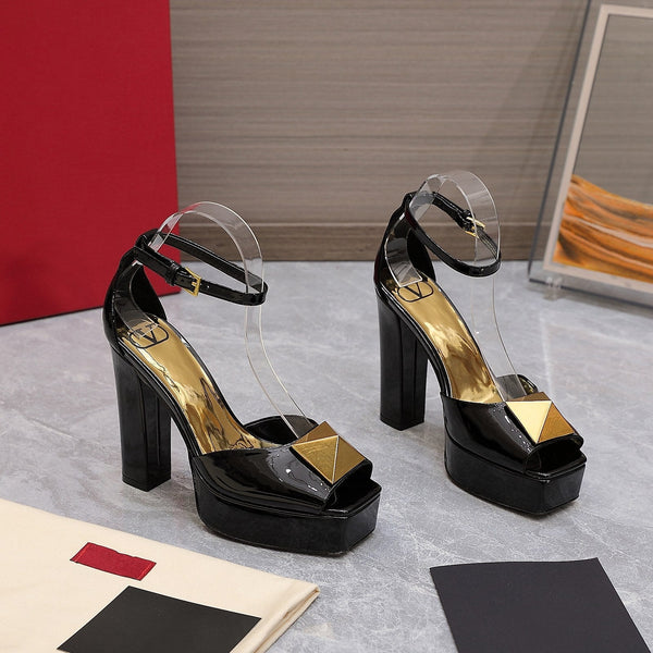 Décolleté con punta aperta e borchia in pelle verniciata oro nera 130 mm