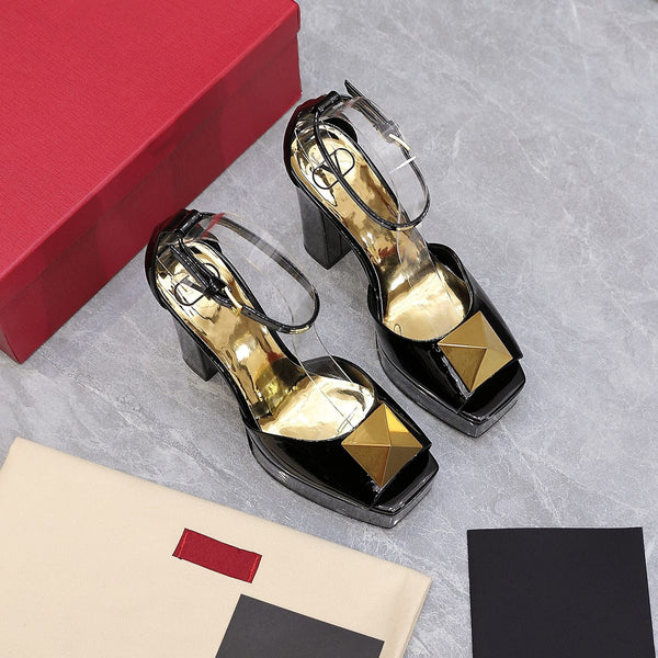 Décolleté con punta aperta e borchia in pelle verniciata oro nera 130 mm