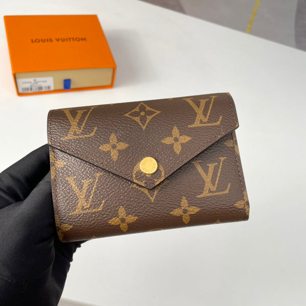 Portafoglio LV M62472 Victorine in tela monogramma marrone 221679
