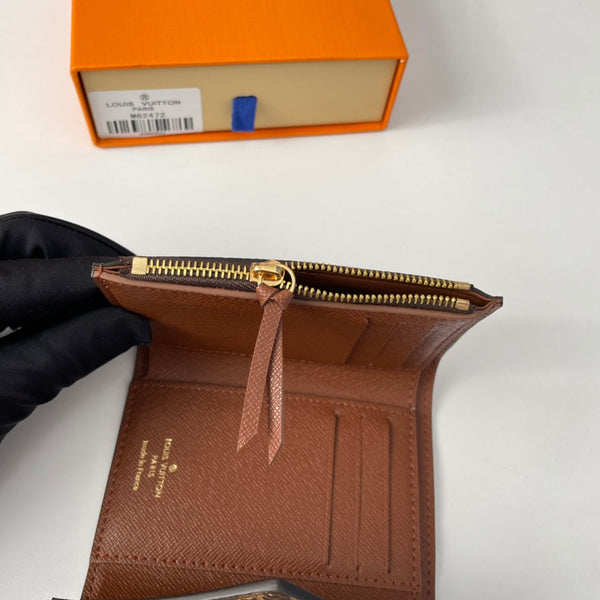 Portafoglio LV M62472 Victorine in tela monogramma marrone 221679