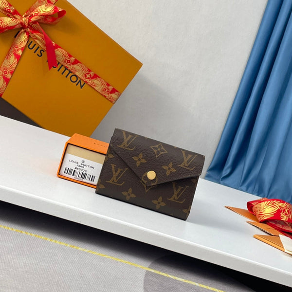 Portafoglio LV M62472 Victorine in tela monogramma marrone 221679