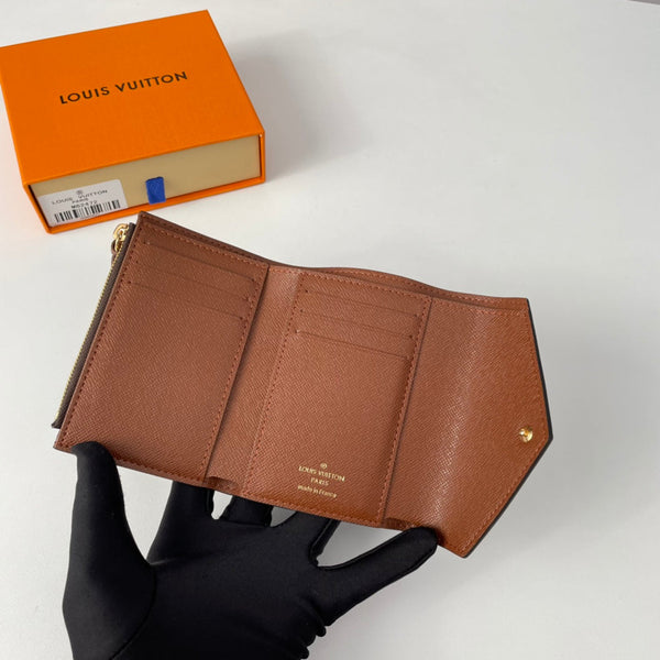 Portafoglio LV M62472 Victorine in tela monogramma marrone 221679
