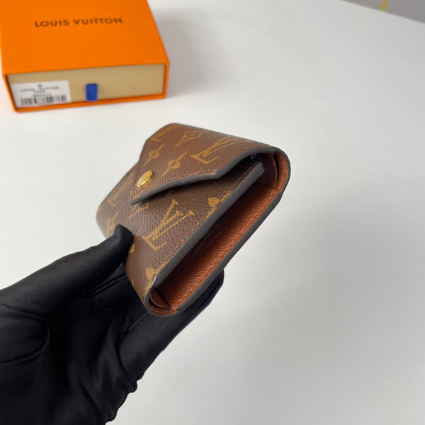 Portafoglio LV M62472 Victorine in tela monogramma marrone 221679