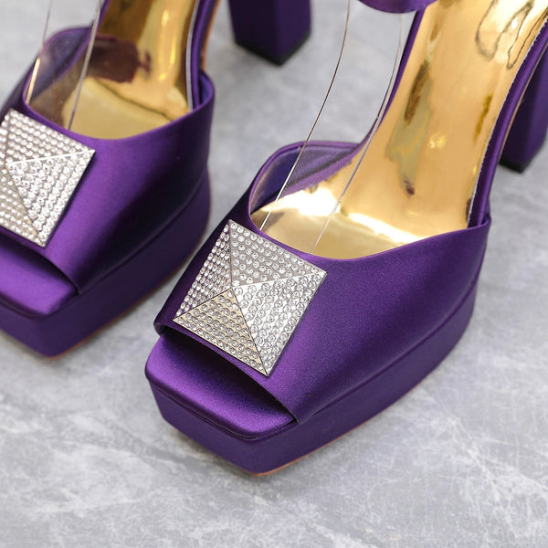 Décolleté con punta aperta e un diamante in vernice viola, 130 mm