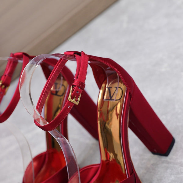Décolleté con punta aperta e un borchia in vernice rossa con diamanti, 130 mm
