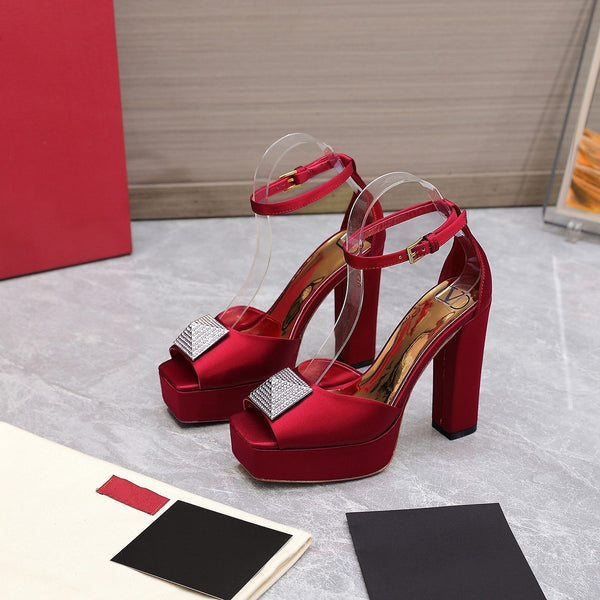 Décolleté con punta aperta e un borchia in vernice rossa con diamanti, 130 mm