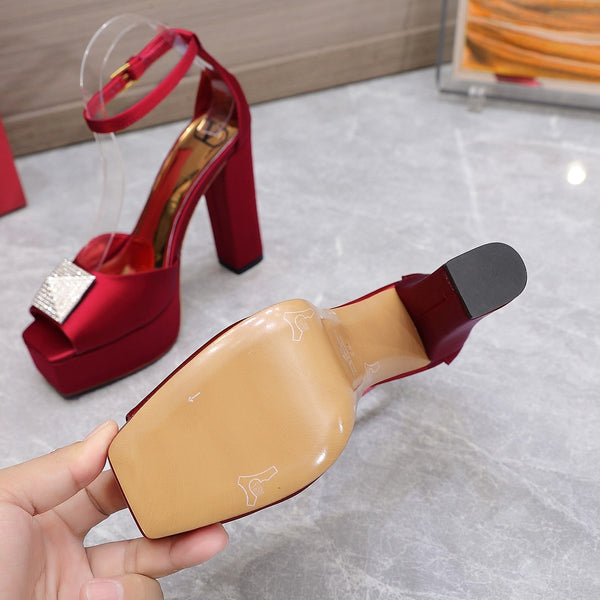 Décolleté con punta aperta e un borchia in vernice rossa con diamanti, 130 mm