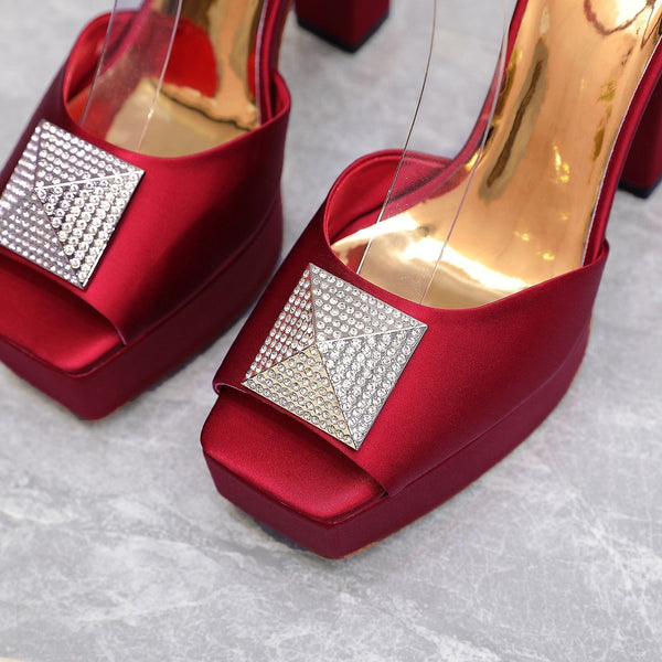 Décolleté con punta aperta e un borchia in vernice rossa con diamanti, 130 mm