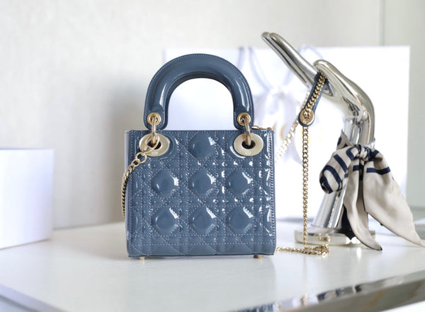 LADY 17 IN BLU EGEO CON MOTIVO CANNAGE
