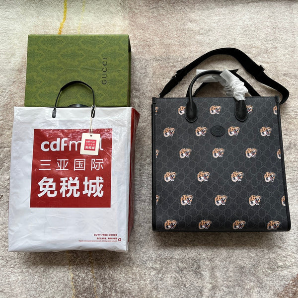 BORSA TOTE MEDIA CON STAMPA TIGRE 38 IN TELA NERA E FINITURE IN PELLE