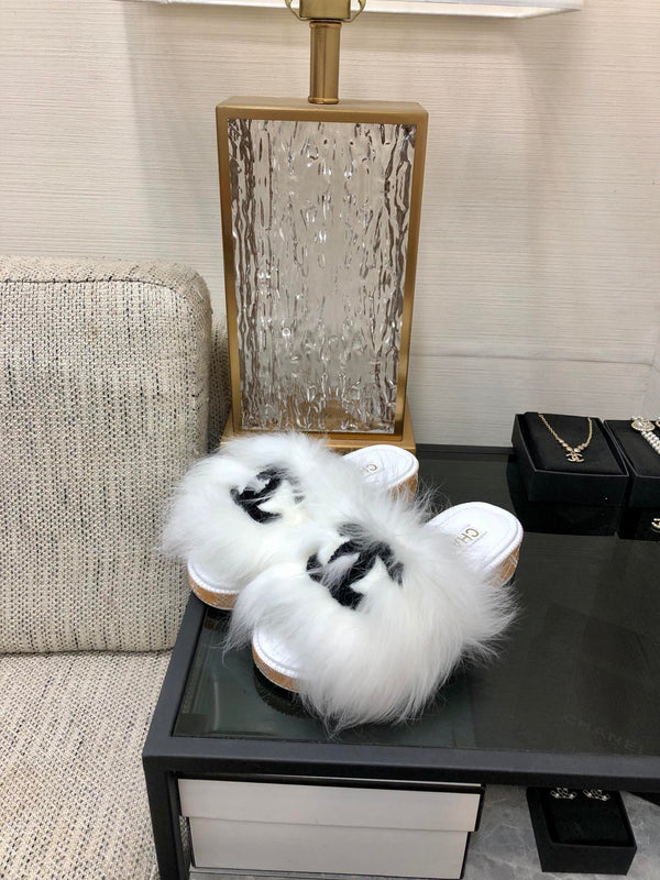 CC 26s Logo Slides White Furry Leather 970162