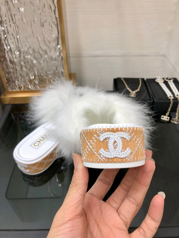 CC 26s Logo Slides White Furry Leather 970162