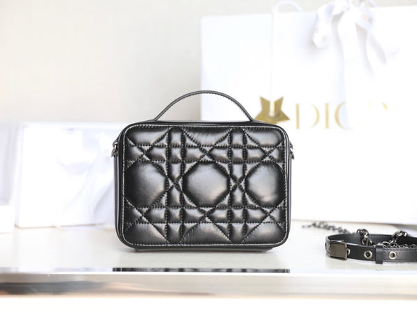 BORSA CARO BOX 19 IN PELLE DI VITELLO NERA