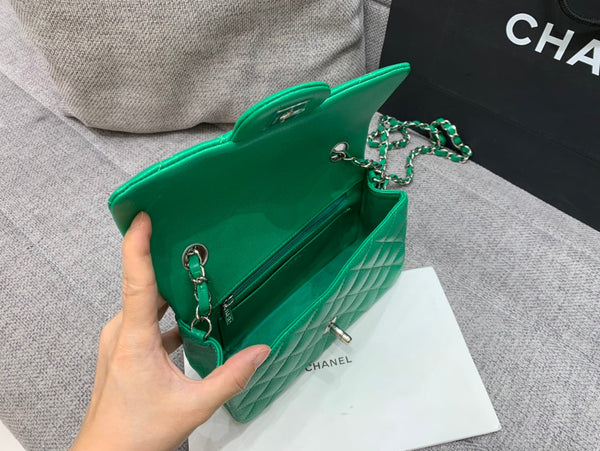 borsa con patta mini 20 cm verde scuro caviale hardware argento 