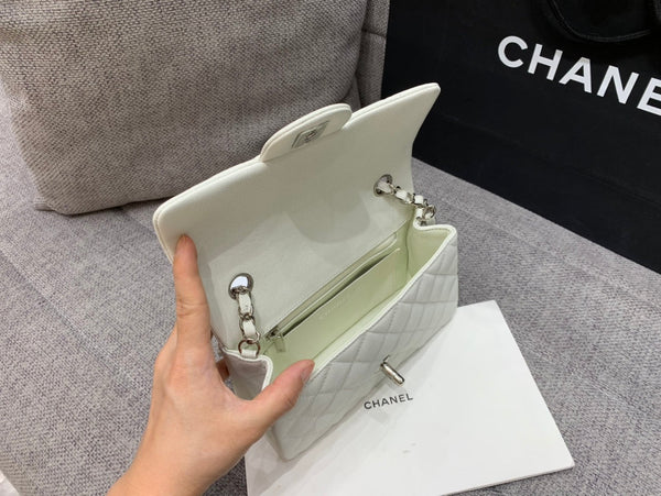 borsa con patta mini 20 cm bianco caviale hardware argento 