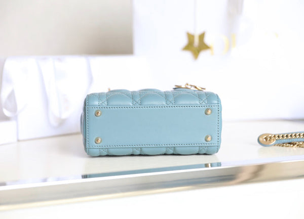 LADY 17 IN PELLE DI AGNELLO AZZURRO CIELO CON MOTIVO CANNAGE