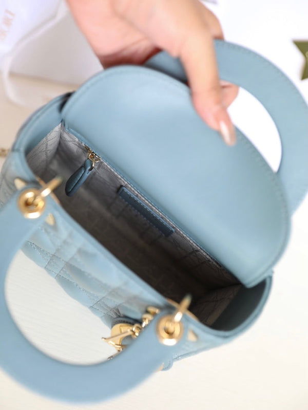 LADY 17 IN PELLE DI AGNELLO AZZURRO CIELO CON MOTIVO CANNAGE