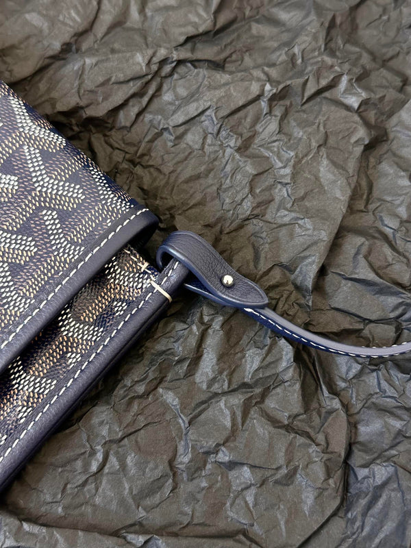 PORTAFOGLIO PLUMET POCKET 20 IN TELA GOYARDINE BLU NAVY E FINITURE IN PELLE DI AGNELLO