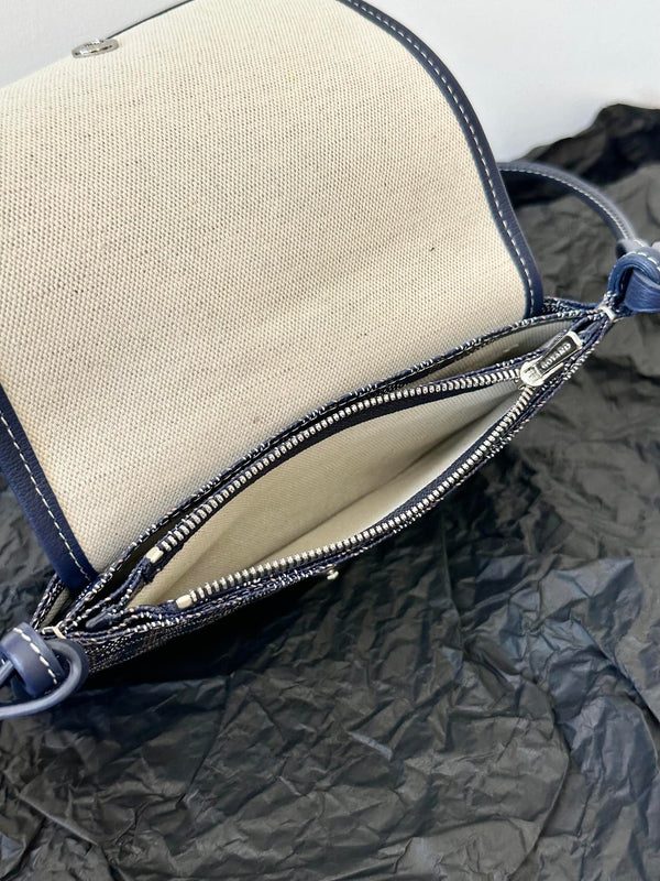 PORTAFOGLIO PLUMET POCKET 20 IN TELA GOYARDINE BLU NAVY E FINITURE IN PELLE DI AGNELLO
