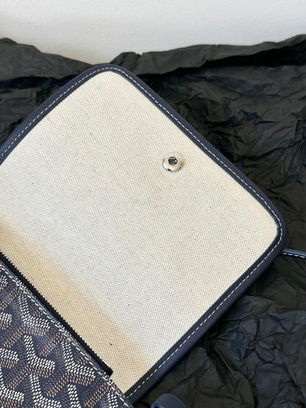 PORTAFOGLIO PLUMET POCKET 20 IN TELA GOYARDINE BLU NAVY E FINITURE IN PELLE DI AGNELLO