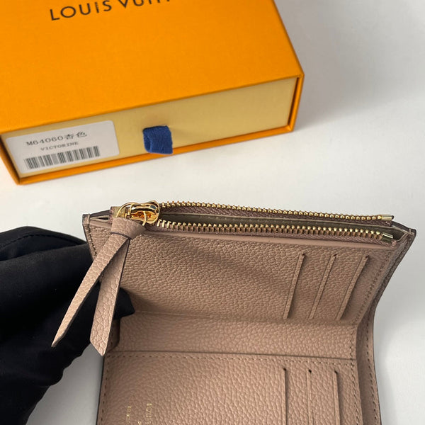 Portafoglio LV M64060 Victorine in pelle Empreinte monogramma beige 221684