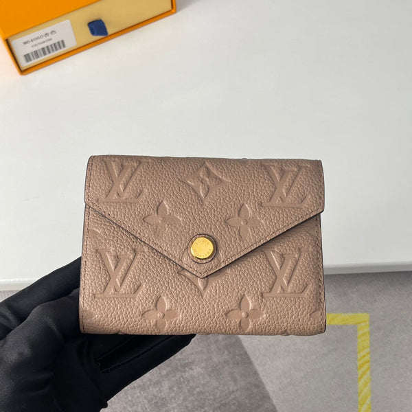 Portafoglio LV M64060 Victorine in pelle Empreinte monogramma beige 221684