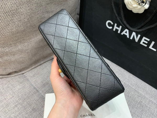 borsa a patta mini 20 cm in pelle di agnello nera con finiture dorate 