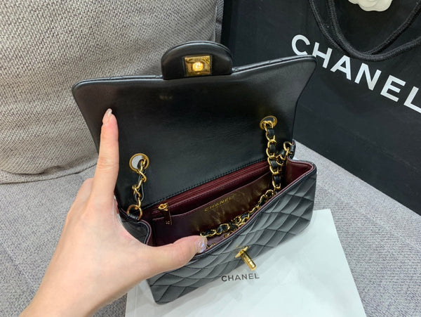 borsa a patta mini 20 cm in pelle di agnello nera con finiture dorate 
