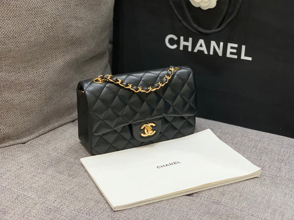 borsa a patta mini 20 cm in pelle di agnello nera con finiture dorate 