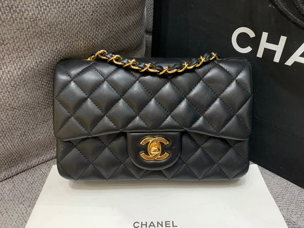 borsa a patta mini 20 cm in pelle di agnello nera con finiture dorate 